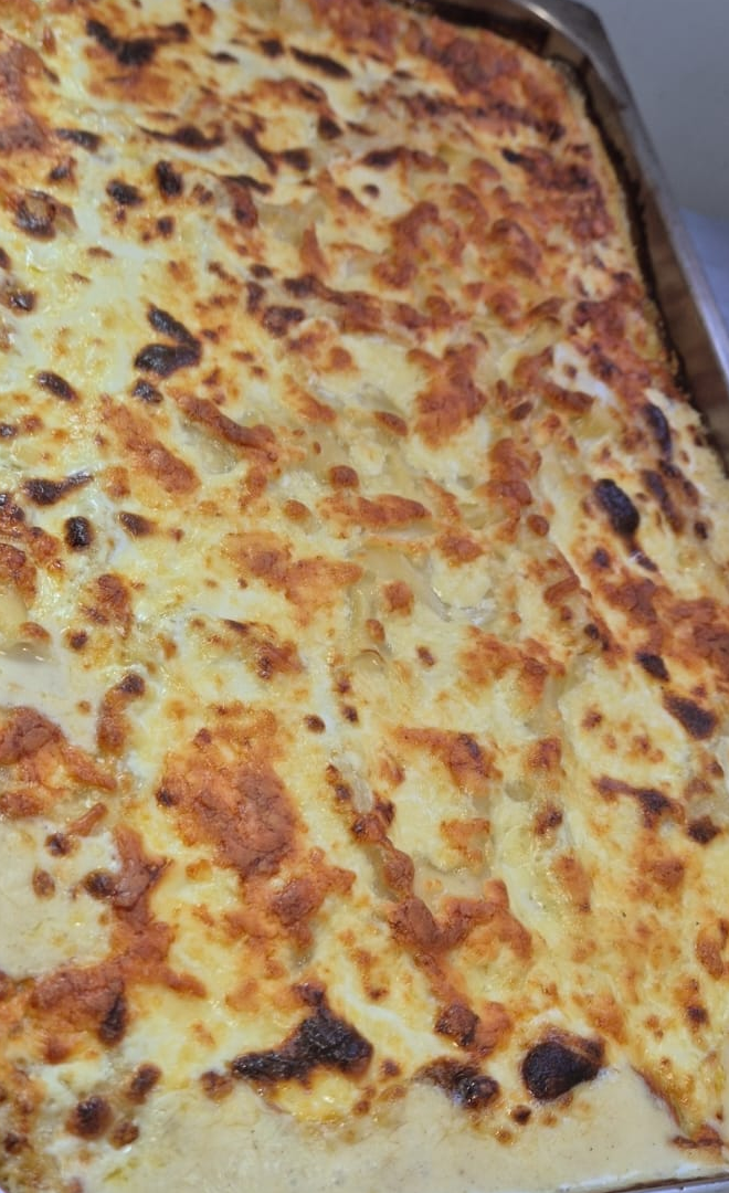 Fuente de papas gratinadas recién salida del horno