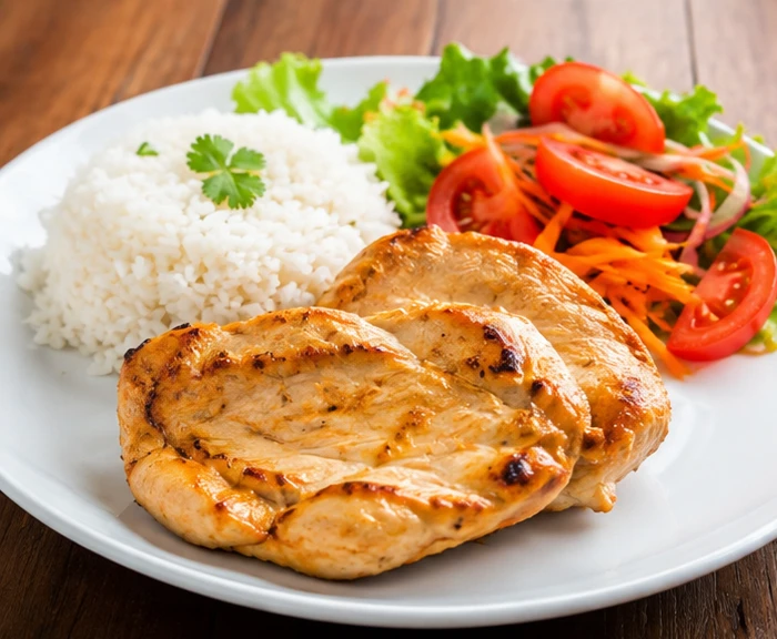Pollo a la plancha con arroz y ensalada
